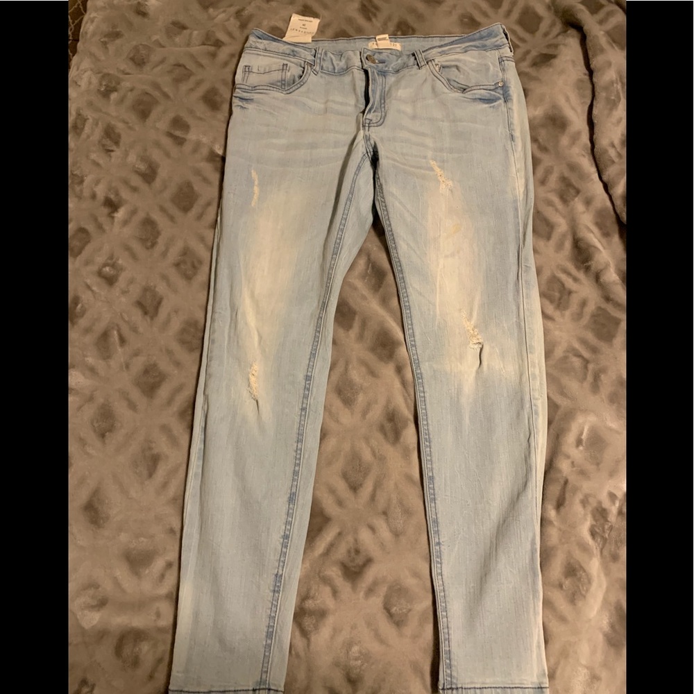 Low rise light wash jeans